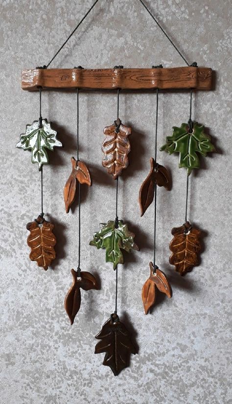 Diy Natural Wall Decor, Pottery Chimes Ideas, Clay Leaf Wall Hanging, Ceramic Leaves Pottery, Ceramic Nature Ideas, Hanging Clay Decorations, Air Dry Clay Leaves, Dried Leaves Decor, Clay Hanging Decor