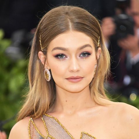 Gigi Hadid Met Gala 2018: The Best Hair and Makeup Looks of the Night Gigi Hadid Hair, Amazing Wedding Makeup, Holiday Party Hair, Wedding Makeup Tips, Bobby Pin Hairstyles, Ball Hairstyles, Homecoming Hair Down, Olivia Munn, Fashion And Beauty Tips