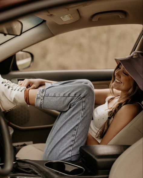 Girl in car photoshoot, photo poses in a car, photo ideas, Instagram photo ideas Car Photoshoot Instagram, Classic Car Photoshoot, Funny Situations, Car Photoshoot, Car Poses, Pose Fotografi, Shotting Photo, Selfie Photography, Selfie Poses Instagram