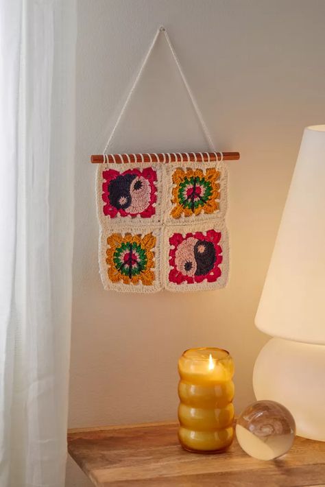 Crochet Wall Hanging, Crochet Wall Art, Confection Au Crochet, Crochet Wall Hangings, Crochet Home Decor, Crochet Diy, Diy Crochet Projects, Woven Wall Hanging, Crochet Home