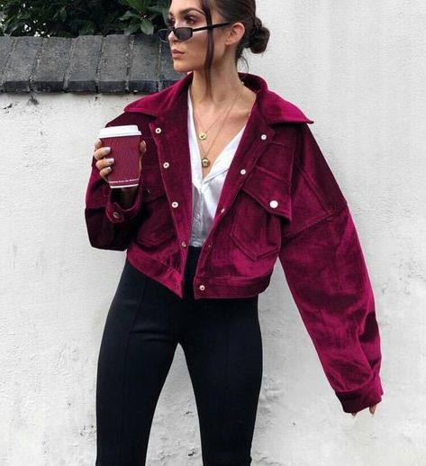 Burgundy Cordiroy Trucker Jacket | Fall Outfits | Button Down Jacket | Black Jeans | Fall Outfit Beach Dresses Summer, Mode Inspo, Van Cleef Arpels, Fashion 2018, Fall Fashion Trends, Looks Style, Mode Inspiration, Womens Fashion Trends, Outfits Casuales