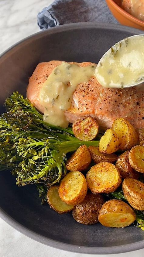 Baked Salmon Lemon, Fest Mad, Plats Healthy, Idee Pasto, Sausage Soup, Healthy Food Dishes, Makanan Diet, Healthy Food Motivation, Healthy Lifestyle Food