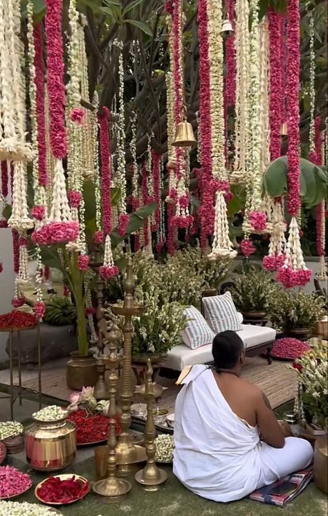 Chunni Ceremony Decor, Indian Wedding In Nature, Intimate Hindu Wedding, Simple Temple Wedding Indian, Jasmine Wedding Decor, Assamese Wedding Decoration, Hindu Wedding Aesthetic, Tree Backdrop Wedding, Indian Wedding Mood Board