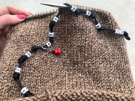 DIY ROW COUNTER — Raising Cubs in a Campground Diy Crochet Row Counter, Diy Knit, Number Beads, Knitting Hacks, How To Make Salsa, Red Charm, My Place, Knit In The Round, Diy Knitting