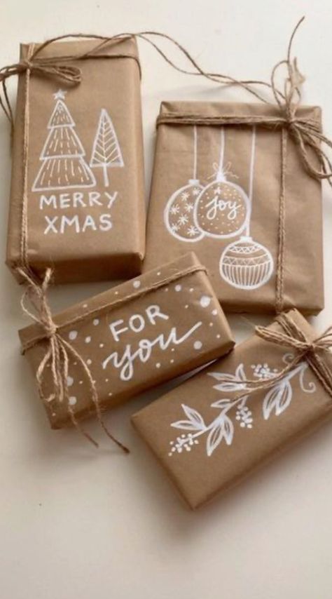 Present Paper Design, Xmas Gift Wrapping Ideas Brown Paper, Christmas Brown Paper Wrapping Ideas, Gift Wrap Drawing Brown Paper, Brown Wrapping Paper Gifts, Craft Paper Presents, Brown Butcher Paper Christmas Wrapping, Christmas Package Decorating Ideas, Gift Wrapping Ideas Craft Paper