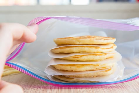 How to Freeze and Reheat Pancakes Wheat Pancake Recipe, Freeze Pancakes, Protein Pancake Mix, Pancakes And Pajamas, Whole Wheat Pancakes, Wheat Pancakes, Basic Cooking, School Breakfast, Freezing Food