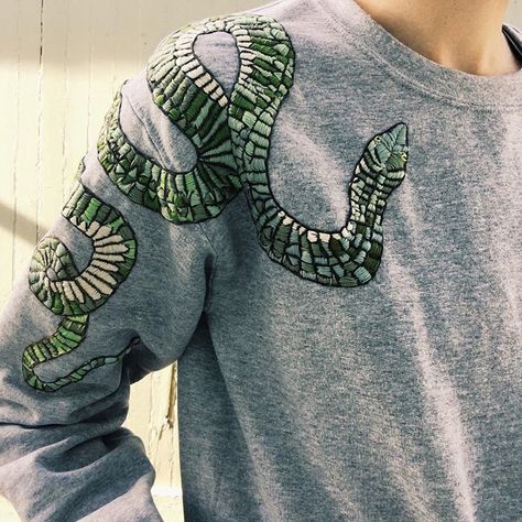 Grey sweatshirt w/snake🐍 Tessa Perlow, Kids Scrubs, Sweat Gris, Pola Sulam, Shirt Embroidery, Embroidered Clothes, Diy Couture, Hand Embroidery Patterns, Embroidery Inspiration