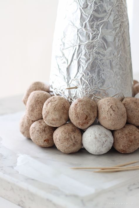 Donut Hole Tree, Brunch Food Ideas, Baby Shower Brunch Food, Traditional Christmas Food, Christmas Donuts, Brunch Food, Birthday Breakfast, Donut Holes, Baby Shower Brunch