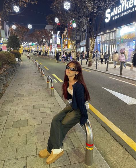 Hongkong Outfit Travel, Sarah Roh, Japan Outfit Summer, 90s Japan Fashion, Spring Outfits Japan, Tokyo Photos, Japan Outfits, Ootd Poses, Travel Pose