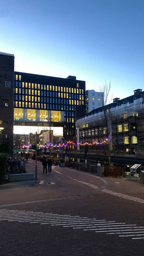 Roeterseiland university van Amsterdam Campus, night time, winter, dark, student University Of Amsterdam Campus, University Of Amsterdam, University Inspiration, Campus Aesthetic, University Aesthetic, University Life, Nara, Study Abroad, Life Style