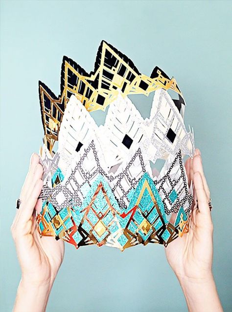 Bookmark this DIY to make yourself an intricate NYE party crown #NYE #NewYear #NewYearsEve #NYE2018 #NewYearsEve2018 Nye Party Hats, Diy Nye, Diy Birthday Crown, Art Design Inspiration, Crown Diy, Birthday Crowns, Paper Crown, Diy Crown, Paper Crowns