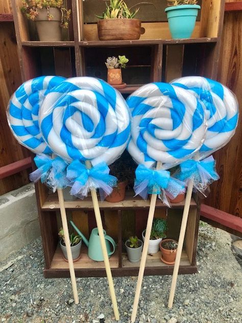 Giant Lollipop, Candy Props, Candy Decorations Diy, Giant Lollipops, Circus Theme Party, Candy Land Christmas Decorations Diy, Candyland Party, Candy Land Christmas Decorations Outdoor, Christmas Float