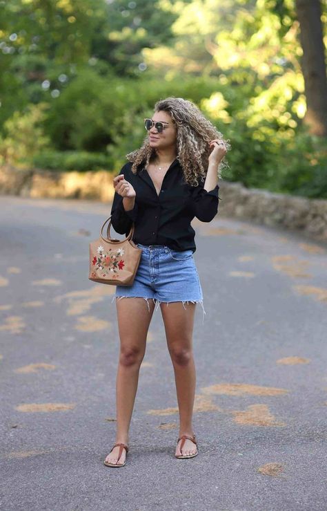 Denim Shorts Outfit Summer, Summer Outfits Curvy, Look Legging, Denim Shorts Outfit, Shorts Outfits Women, Summer Shorts Outfits, Easy Outfit, Outfit Formulas, Mode Casual