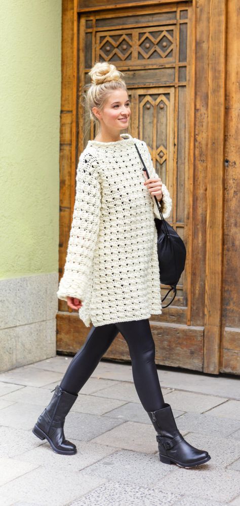 Hygge Long-Pulli im Lochmuster - kostenlose Häkelanleitung Crochet Cardigan Free, Crochet Summer Dresses, Patterned Cardigans, Crochet Dress Pattern, Pattern Sweater, Jacket Pattern, Crochet Hat, Drops Design, Fashion 2020