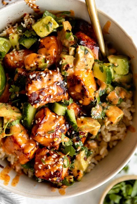 Honey Glazed Salmon Bowls - Jar Of Lemons Jar Of Lemons, Salat Bowl, Salmon Bowls, Honey Glazed Salmon, Healthy Bowl, Salmon Rice Bowl, Healthy Bowls Recipes, Salmon Bowl, Honey Glazed