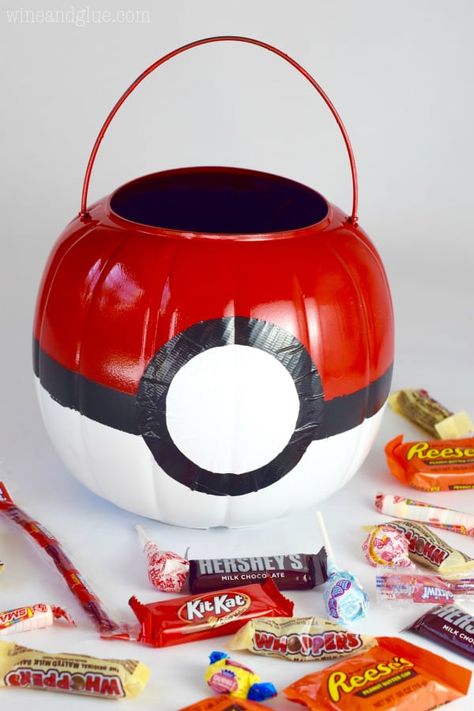 This Poké Ball Treat Bucket is such a super simple craft that will make your kiddo thrilled with their Pokémon Costume! Family Pokemon Costumes Halloween, Pokemon Family Halloween Costumes, Pokémon Halloween Costume, Pokemon Costumes Kids, Pokémon Costume, Pokemon Birthday Party Ideas, Pokemon Halloween Costume, Halloween Pokemon, Pokemon Balloons