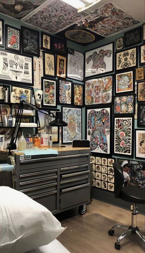 Tattoo Shop Interior, Tattoo Shop Decor, Tattoo Studio Interior, Salon Tattoo, Tattoo Studio Design, Tattoo Station, Tattoo Store, Tattoo Salon, Piercing Shop