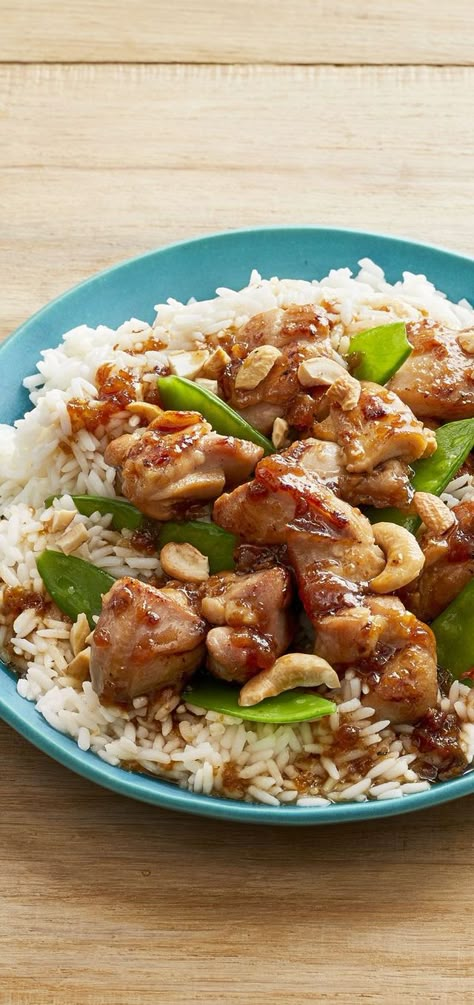 chicken snow pea stir fry over rice in blue bowl Chicken One Pot Meals, Easy Chicken Meals, Best Chicken Thigh Recipe, Pioneer Woman Chicken, Best Chicken Recipe, Ham And Cheese Roll Ups, Chicken Pies, Fodmap Chicken, Peas Recipes