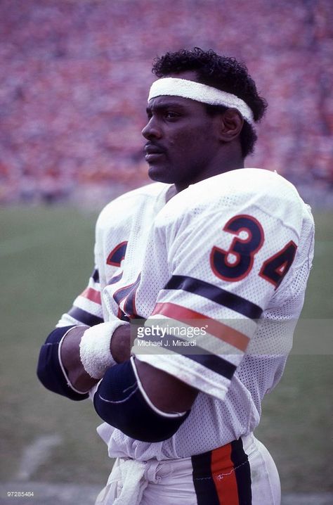 Running back Walter Payton #34 of the Chicago Bears looks on from th... Show more Chicago Bears Pictures, Chicago Riverwalk, Nfl Football Pictures, Chicago Bears Football, Nfl Football Players, Walter Payton, Bear Pride, Jackson State, Nfl Photos