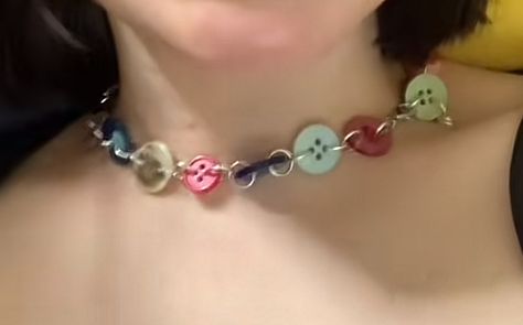 Button Jewelry Diy, Button Choker, Button Accessories, Diy Fashion Clothing, Diy Buttons, Dope Jewelry, Fashion Diy, Funky Jewelry, Button Jewelry