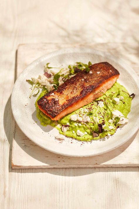 Seared salmon with pea purée Salmon Recipe Ideas, Tacos Gluten Free, Sumac Recipes, Easy Tuna Recipes, Salmon En Croute, Pea And Mint Soup, Seared Salmon Recipes, Paleo Fish Recipes, Salmon Pizza