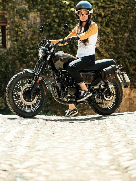 Brixton Motorcycles | Cromwell 125 Women Riding Motorcycles, Bike Adventure, Motorcycle Storage, Moto Scrambler, 250cc Motorcycle, Style Anglais, Visa Online, Old Motorcycles, Custom Bike