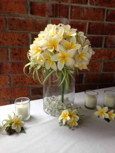 Plumeria Centerpiece, Frangipani Wedding, Plumeria Bouquet, Bird Of Paradise Wedding, Floral Art Arrangements, Paradise Wedding, Tropical Wedding Flowers, Plumeria Flowers, Flower Arrangements Simple