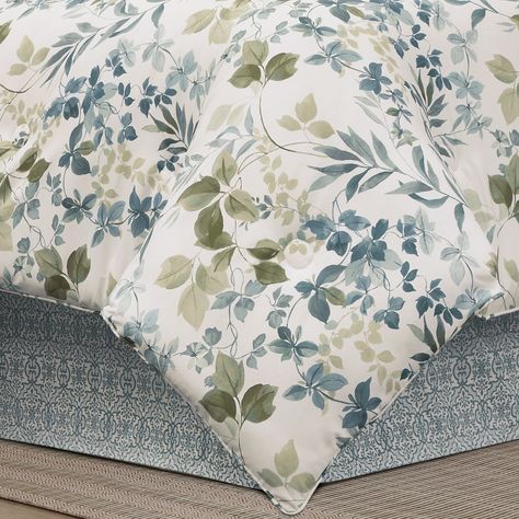 The Evergreen - Blue 4 Piece Comforter Set features a botanical leaf design that brings the serenity of a lush garden into the splendor of your home. Green And White Bedroom, Navy Bedrooms, Blue Comforter Sets, Blue Comforter, King Size Comforters, King Comforter Sets, Euro Shams, Bedroom Green, Lush Garden