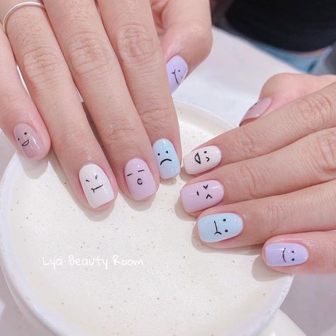 Nail Art Simple Minimalist, Emoji Nails Design, Ditto Nails, Minimal Nails Design, Minimal Nail Design, Nail Nail Designs, Quick Nail Art, Minimal Nails Art, Beauty Hacks Nails