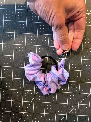 Create Kids Couture: DIY Hair Scrunchies How To Make A Hair Scrunchie, How To Make A Scrunchie With A Hair Tie, Hair Ties Tutorial, Create Kids Couture, How To Make Scrunchies, Hair Ties Diy, Diy Hair Scrunchies, Diy Sewing Tutorials, Scrunchies Diy