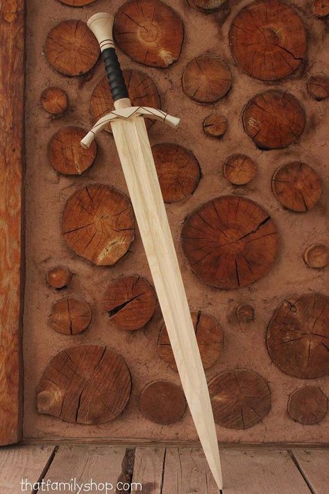 Wooden Swords, Lord Of The Rings Movie, Arte Art Deco, Image Spiderman, Toy Barn, Handcrafted Knife, Wooden Knife, Cool Swords, Wood Toys