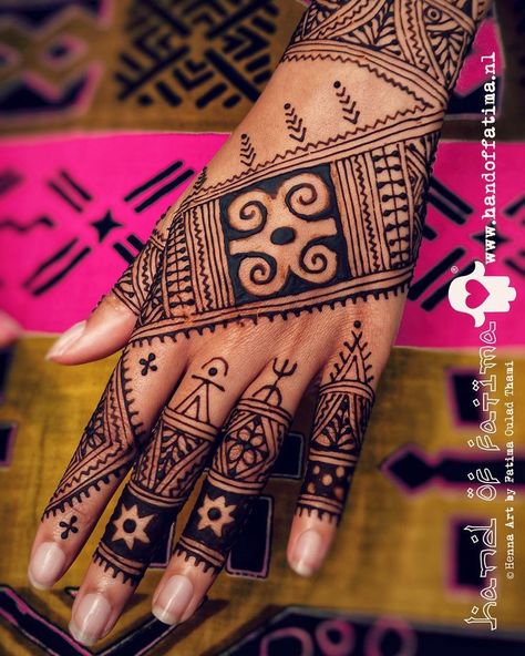 andrinka henna west african henna mendhi Adrinka Symbols, Adinkra Tattoo, African Henna, Ashanti People, African Tattoo, African Symbols, Henna Tattoo Hand, Henna Tattoo Designs Hand, Black Girls With Tattoos