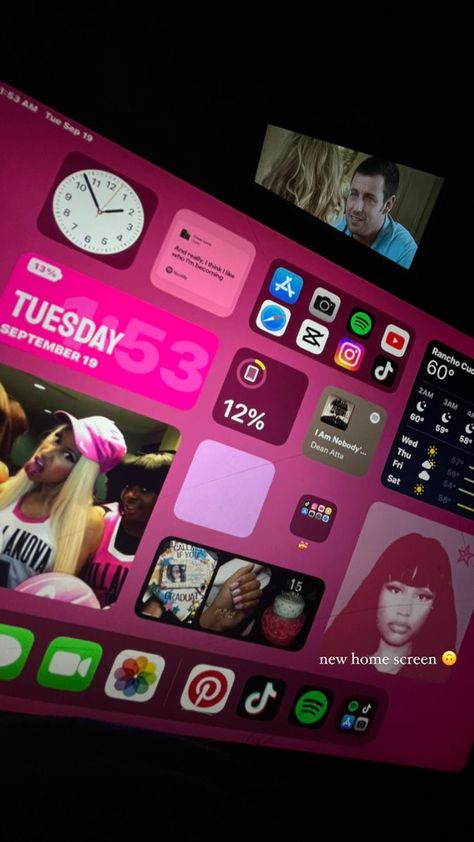 Custom Ipad Homescreen Ideas, I Pad Wallpaper Ideas, Pink I Pad Wallpaper, Ipad Home Screen Widgets, Pink Ipad Setup Homescreen, Ipad Asthetic Homescreen Ideas, Ipad Girly Aesthetic, Pink Ipad Aesthetic Homescreen Ideas, Pink Ipad Layout Homescreen