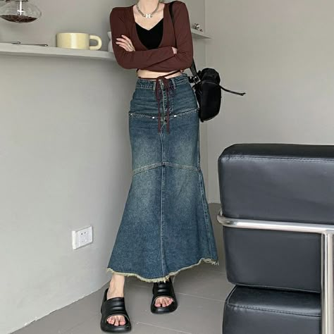 Long Demin Skirt Outfit Casual, Demin Skirt Outfit, Cultural Wear, Outfit Hacks, Long Jean Skirt, Simple Style Outfits, Sleek Chic, Denim Skirt Outfits, Long Denim Skirt