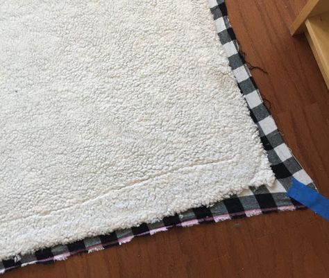 Flannel Fleece Blanket, How To Sew A Throw Blanket, Diy Sherpa Blanket, Fleece And Flannel Blanket Diy, Easy Sew Blanket, Flannel Blanket Diy, Diy Fleece Blanket, Easy Diy Blanket, Diy Throw Blankets