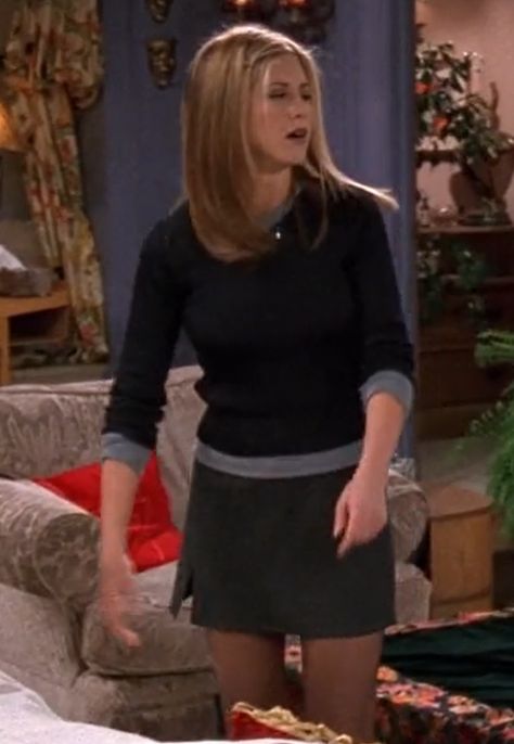 season 4 episode 8: rachel green. dark grey skirt with black tights and black boots. navy/black sweater with light grey long sleeve under. Dark Gray Skirt Outfit, Vintage Mini Skirt Outfit, Dark Grey Skirt Outfit, Denim Skirt Black Tights, Rachel Green Skirt Outfits, Long Navy Skirt Outfit, Navy Tights Outfit, Rachel Green Grey Skirt, Skirt Outfits Pleated