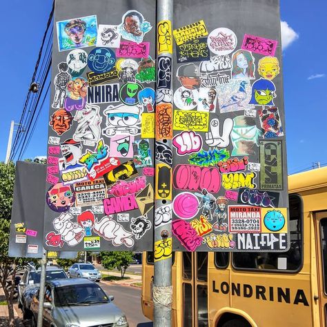 Sticker Slaps Graffiti, Street Stickers Art, Slap Stickers Graffiti, Graffiti Stickers Ideas, Parana Brazil, Art Club Projects, Sticker Street Art, Graffiti Words, Graffiti Doodles