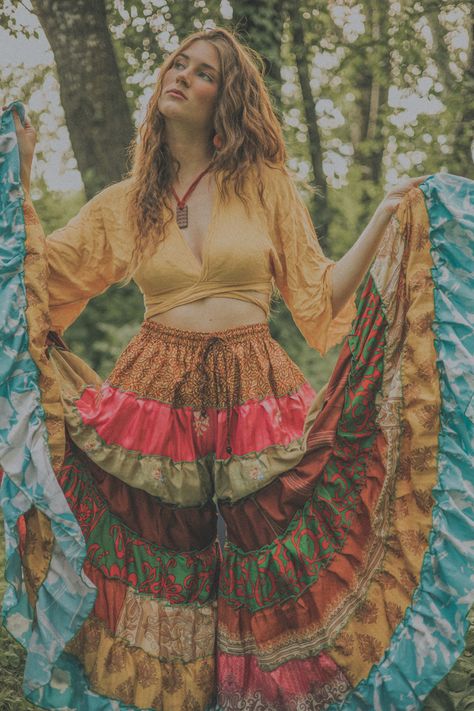 Vintage Boho Photoshoot, 1970s Photoshoot Ideas, 70s Portrait Photography, 70s Style Senior Pictures, Hippy Photoshoot Ideas, Hippy Photoshoot, Bohemian Photoshoot Ideas, Earth Photoshoot, Woodstock Inspired Photoshoot