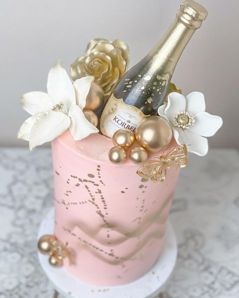 Female Birthday Cake Ideas For Women, Champagne Theme Cake, Cake With Champagne Bottle On Top, Champagne Cake Design, Champagne Birthday Cake, Champagne Cakes, Champagne Bottle Cake, Bottle Birthday Cake, Wine Glass Cake