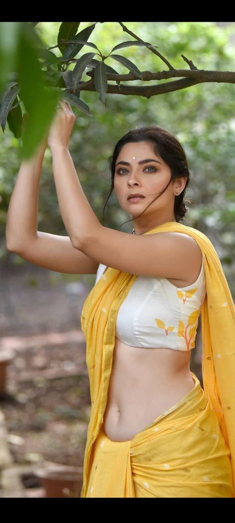 Saree Side Pose, Sonali Kulkarni, Niyati Fatnani, Sonalee Kulkarni, Marathi Culture, Marathi Actress, Bhojpuri Actress, Saree Navel, Indian Woman