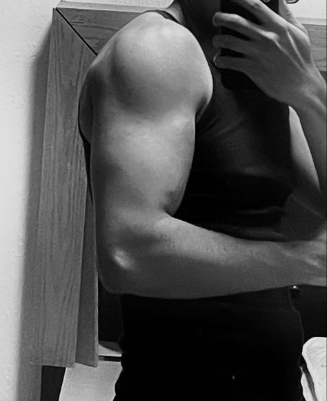 Bicep Pic, Biceps Aesthetic, Gym Pic, Gym Workout Apps, Gym Photo, Gym Photography, Gym Wallpaper, Gym Mirrors, Nightclub Aesthetic