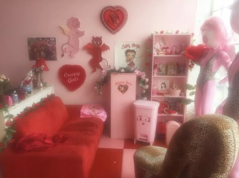 Red And Pink Aesthetic Room, Red Y2k Room, Love Core Room, Lovecore Bedroom, Lovecore Room, 2000s Room Aesthetic, Pink And Red Room, Red Room Aesthetic, 2000s Room