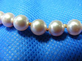 Beading Knots, Knotting Pearls, Pearl Knotting, Pearl Necklace Tutorial, Hand Knotted Jewelry, Jewelry Video, Diy Pearl Necklace, Hand Knotted Pearls, Classic Pearl Necklace