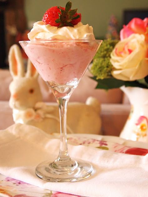 strawberry cheesecake mousse. Low carb if you powder Xylitol or similar sugar-free powdered sweetener. Cheesecake Mouse, Cheesecake Easter, Strawberry Cheesecake Mousse, Cheesecake Mousse Recipe, Desserts Cheesecake, Dessert Mousse, Mousse Chocolate, Cheesecake Mousse, Strawberry Mousse