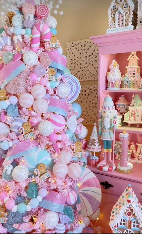 Pink Candy Land Christmas Decorations, Candy Christmas Aesthetic, Christmas Pastel Decor, Pastel Candy Christmas Tree, Candy Themed Christmas Tree, Candyland Tree, Sugar Plum Christmas, Navidad Pink, Girly Christmas Tree