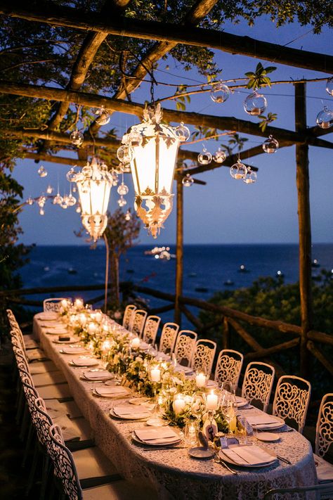 To have a destination wedding in Positano is always a good idea. The atmosphere of this small town of the Amalfi coast will let you live a memorable wedding experience. On the wedding day in Positano it can't be missed to have the portrait pictures session on a boat to enjoy the beautiful light of the sunset overlooking the colorful town of Positano from the sea! Cupid Terrace of the Rada restaurant