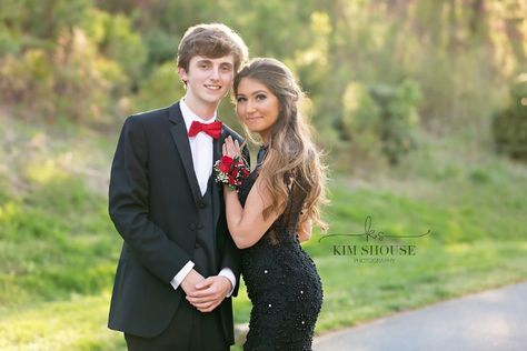 Prom Pictures Poses, Prom Date Pictures, Homecoming Dance Pictures, Homecoming Pictures With Date, Couples Homecoming Pictures, Couple Prom Pictures, Hoco Pictures Ideas, Couple Prom, Hoco Pictures