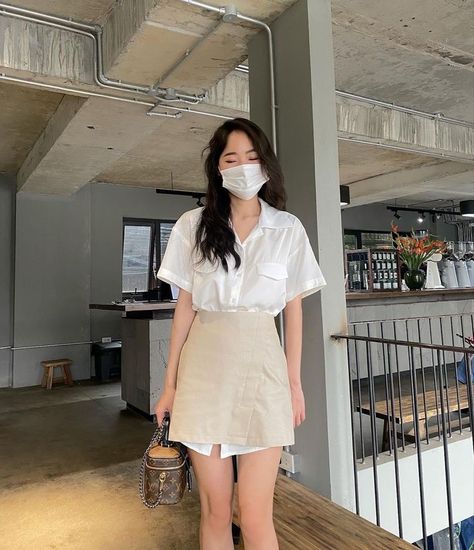 Short Cream Skirt Outfit, Cream Skirt Outfit, Hangout Outfit, Short Semi Formal Dresses, Korean Shirt, Girly Outfit, Cream Skirt, Skirts Outfits, Woman Outfit