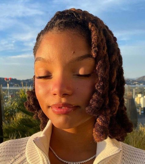 Halle Bailey Loc Bob, Loc Bob, Pixie Aesthetic, Pretty Locs, Chloe And Halle, Chloe X Halle, Halle Bailey, African Hairstyles, Reference Photos