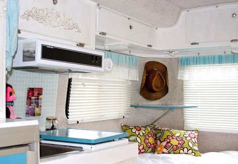 Camping Trailer Interior, Casita Camper, Casita Trailer, Casita Travel Trailers, Travel Trailer Interior, Diy Souvenirs, Fiberglass Camper, Glamping Trailer, Casita Ideas